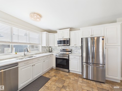 8919 95 Avenue, Fort Saskatchewan, AB - Indoor Photo Showing Kitchen With Upgraded Kitchen