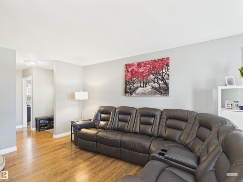 8919 95 Avenue, Fort Saskatchewan, AB - Indoor Photo Showing Living Room
