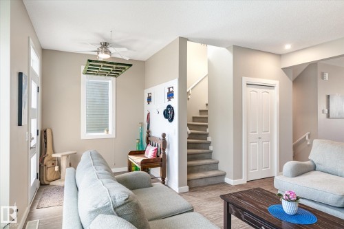 2819 Maple Way, Edmonton, AB - Indoor Photo Showing Living Room