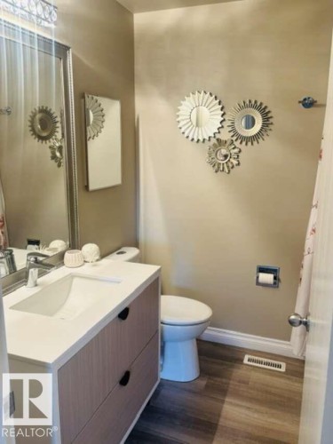 8009 97 Avenue, Fort Saskatchewan, AB - Indoor Photo Showing Bathroom