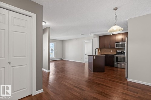 404 2204 44 Avenue, Edmonton, AB - Indoor Photo Showing Kitchen