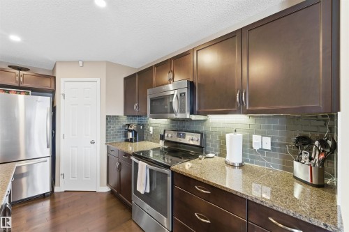 3039 Harvey Cr, Edmonton, AB - Indoor Photo Showing Kitchen With Upgraded Kitchen