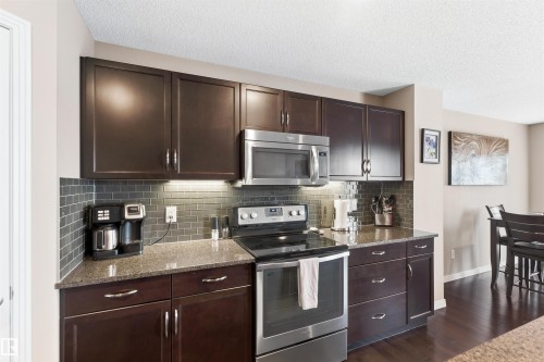 3039 Harvey Cr, Edmonton, AB - Indoor Photo Showing Kitchen With Upgraded Kitchen