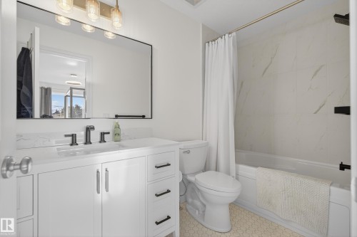 8705 92A Avenue, Edmonton, AB - Indoor Photo Showing Bathroom