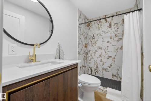 8705 92A Avenue, Edmonton, AB - Indoor Photo Showing Bathroom