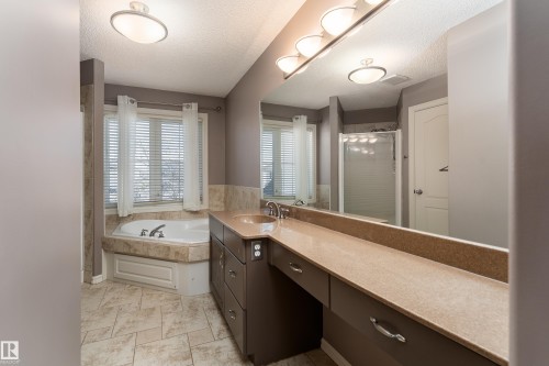 1044 Barnes Way, Edmonton, AB - Indoor Photo Showing Bathroom