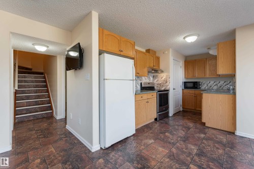 1044 Barnes Way, Edmonton, AB - Indoor Photo Showing Kitchen
