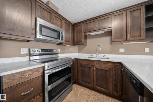 435 1520 Hammond Gate, Edmonton, AB - Indoor Photo Showing Kitchen