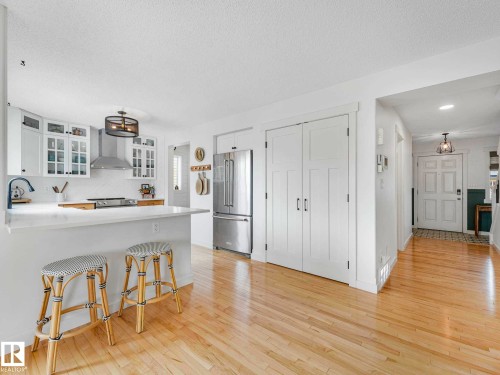 6129 Stinson Way, Edmonton, AB - Indoor Photo Showing Kitchen