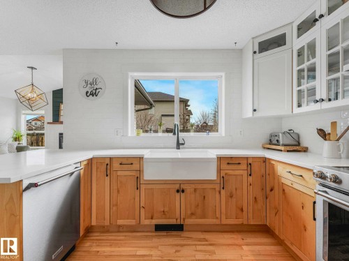 6129 Stinson Way, Edmonton, AB - Indoor Photo Showing Kitchen