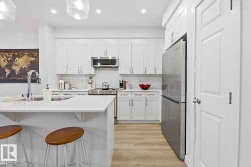 17432 6 Street, Edmonton, AB - Indoor Photo Showing Kitchen With Double Sink With Upgraded Kitchen