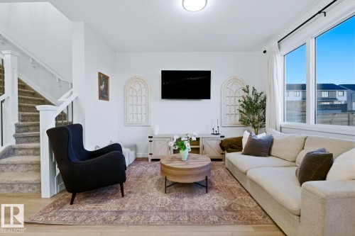17432 6 Street, Edmonton, AB - Indoor Photo Showing Living Room