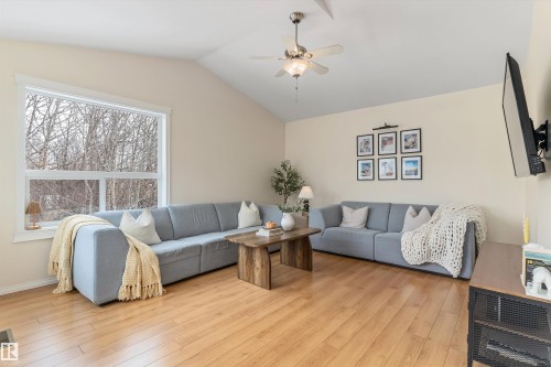 23 Grayridge Bay, Stony Plain, AB - Indoor Photo Showing Living Room