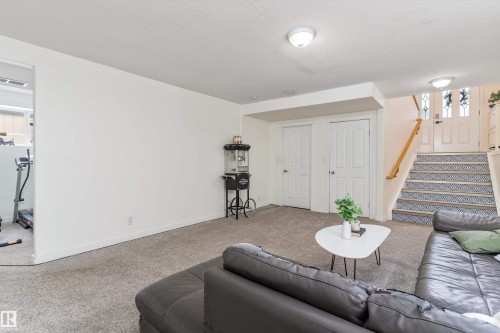 23 Grayridge Bay, Stony Plain, AB - Indoor Photo Showing Living Room