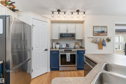 23 Grayridge Bay, Stony Plain, AB - Indoor Photo Showing Kitchen