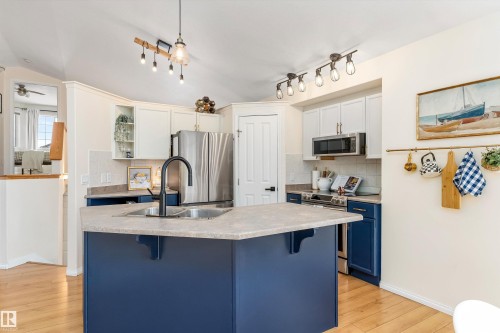 23 Grayridge Bay, Stony Plain, AB - Indoor Photo Showing Kitchen With Double Sink With Upgraded Kitchen