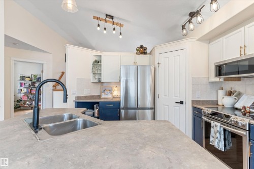 23 Grayridge Bay, Stony Plain, AB - Indoor Photo Showing Kitchen With Double Sink With Upgraded Kitchen