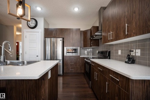 3222 Chernowski Way, Edmonton, AB - Indoor Photo Showing Kitchen With Upgraded Kitchen