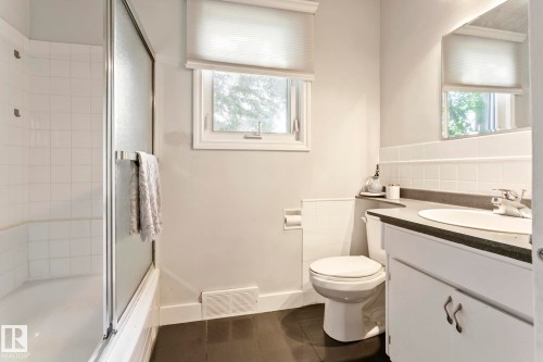 9203 76 Street, Edmonton, AB - Indoor Photo Showing Bathroom
