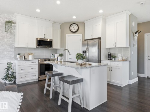 8420 Cushing Court, Edmonton, AB - Indoor Photo Showing Kitchen With Upgraded Kitchen