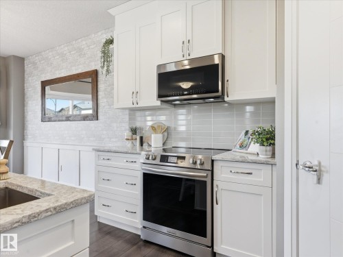 8420 Cushing Court, Edmonton, AB - Indoor Photo Showing Kitchen With Upgraded Kitchen