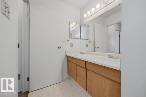 54 4403 Riverbend Road, Edmonton, AB - Indoor Photo Showing Bathroom
