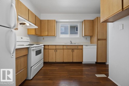 54 4403 Riverbend Road, Edmonton, AB - Indoor Photo Showing Kitchen