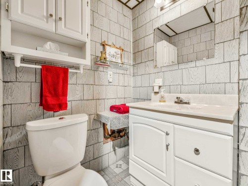 12303 131 Avenue, Edmonton, AB - Indoor Photo Showing Bathroom