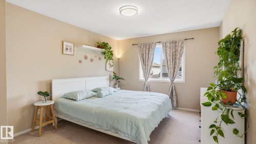 Bedroom featuring neutral-toned walls, a single window, and carpeted flooring - 80 287 Macewan Road, Edmonton, AB - Indoor Photo Showing Bedroom