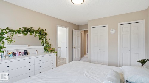 Bedroom featuring neutral-toned walls and wood-finish flooring - 80 287 Macewan Road, Edmonton, AB - Indoor Photo Showing Bedroom