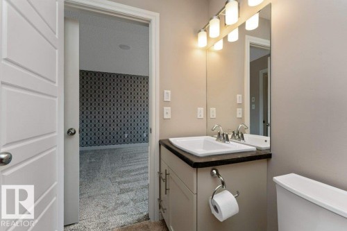 2146 Trumpeter Way, Edmonton, AB - Indoor Photo Showing Bathroom