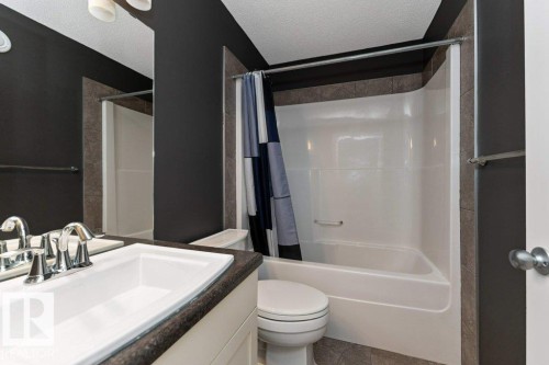 2146 Trumpeter Way, Edmonton, AB - Indoor Photo Showing Bathroom