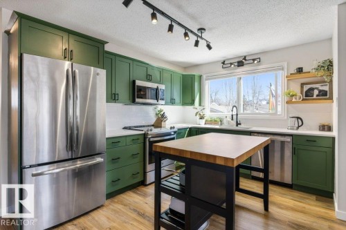 67 Lorraine Crescent, St. Albert, AB - Indoor Photo Showing Kitchen With Upgraded Kitchen
