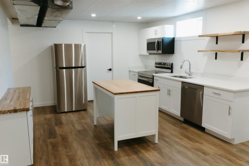 67 Lorraine Crescent, St. Albert, AB - Indoor Photo Showing Kitchen With Double Sink