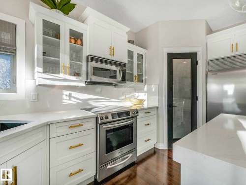 8908 208 Street, Edmonton, AB - Indoor Photo Showing Kitchen With Upgraded Kitchen