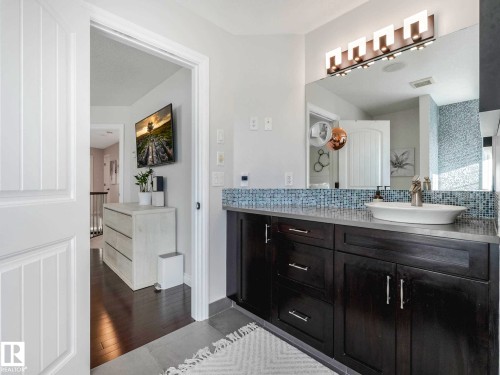 8908 208 Street, Edmonton, AB - Indoor Photo Showing Bathroom