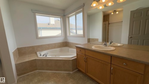 20015 50 Avenue, Edmonton, AB - Indoor Photo Showing Bathroom