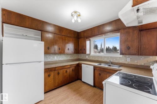 4520 54 Avenue, Leduc, AB - Indoor Photo Showing Kitchen With Double Sink