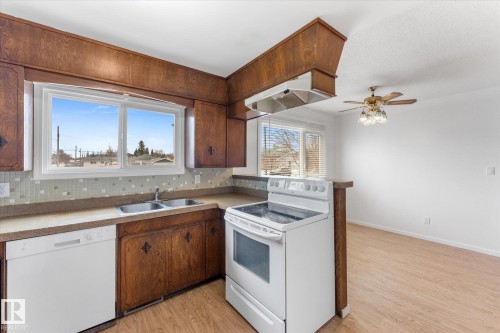4520 54 Avenue, Leduc, AB - Indoor Photo Showing Kitchen With Double Sink