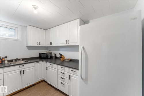 4520 54 Avenue, Leduc, AB - Indoor Photo Showing Kitchen With Double Sink
