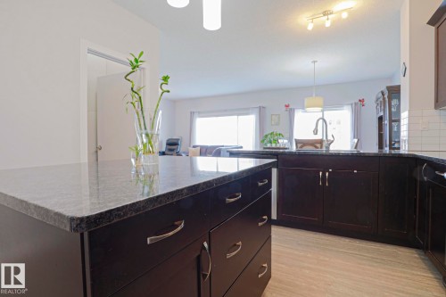 7314 Edgemont Way, Edmonton, AB - Indoor Photo Showing Kitchen