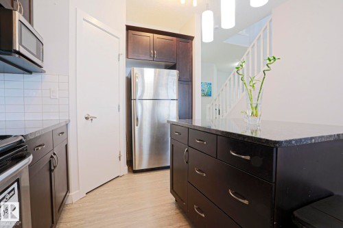 7314 Edgemont Way, Edmonton, AB - Indoor Photo Showing Kitchen