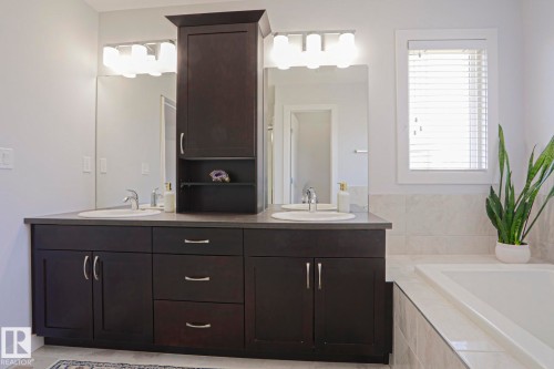 7314 Edgemont Way, Edmonton, AB - Indoor Photo Showing Bathroom