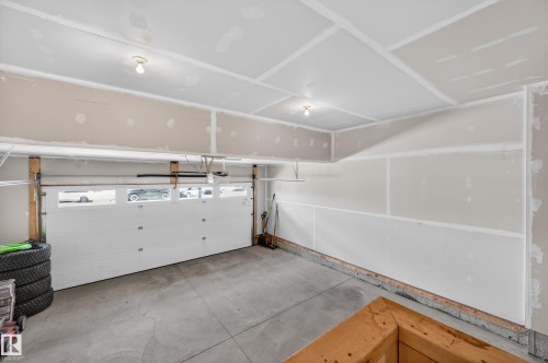 934 Berg Place, Leduc, AB - Indoor Photo Showing Garage