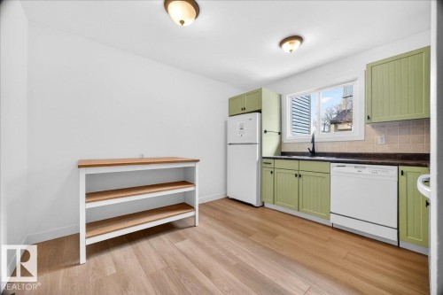 114 Kaskitayo Court, Edmonton, AB - Indoor Photo Showing Kitchen