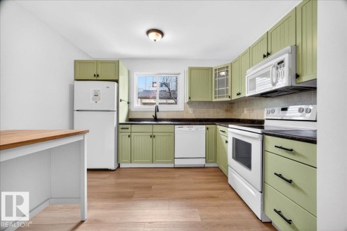 114 Kaskitayo Court, Edmonton, AB - Indoor Photo Showing Kitchen