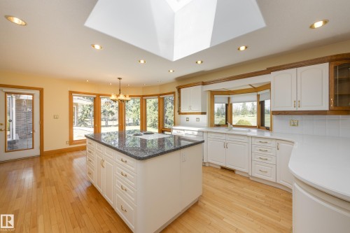 18 Westbrook Drive, Edmonton, AB - Indoor Photo Showing Kitchen