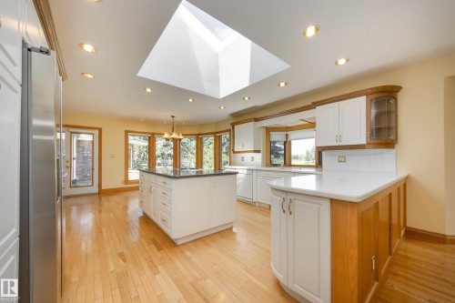 18 Westbrook Drive, Edmonton, AB - Indoor Photo Showing Kitchen