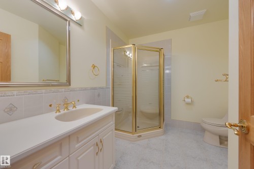 18 Westbrook Drive, Edmonton, AB - Indoor Photo Showing Bathroom