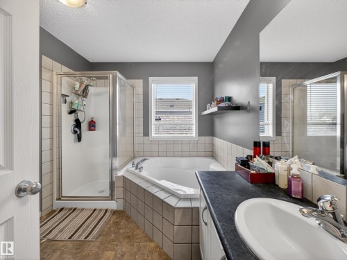 5576 Stevens Crescent Nw, Edmonton, AB - Indoor Photo Showing Bathroom
